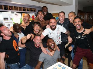 /media/photos/2016/06/15/1-1388-leicester-city-players-celebrate-winning-the-premier-league.jpg